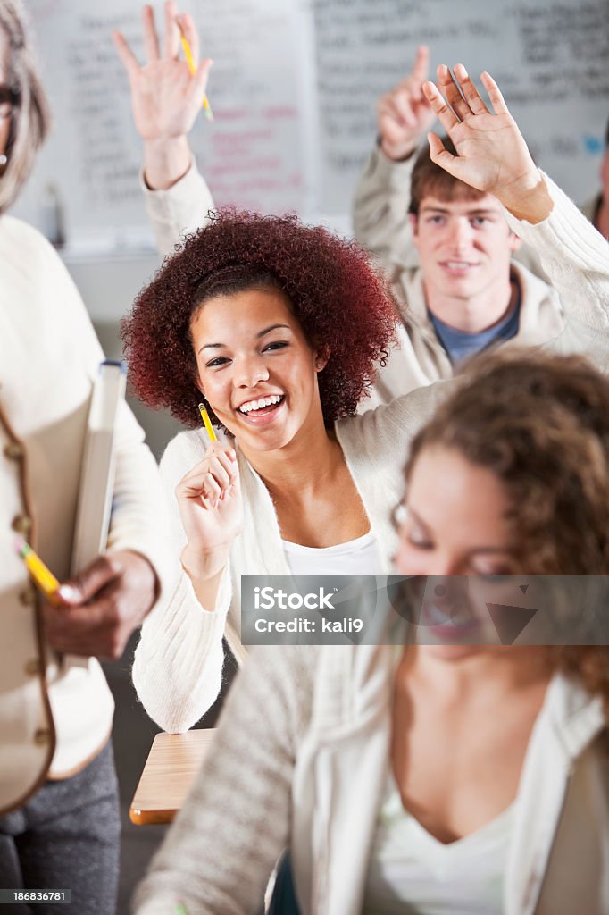 Студенты, поднимая руки в урок - Стоковые фото Классная комната роялти-фри