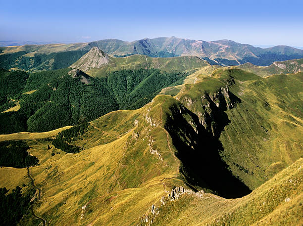 auvergne - mountain mountain range landscape france fotografías e imágenes de stock