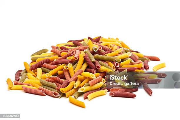 Pila Di Multi Colorati Pasta - Fotografie stock e altre immagini di Arancione - Arancione, Cibi e bevande, Cibo