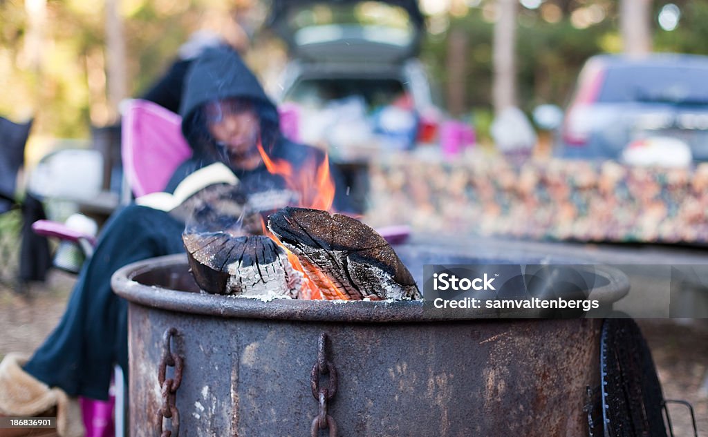 Se détendre près du feu de camp - Photo de Haut à capuche libre de droits