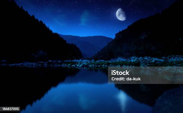 Luna Nascente Sopra Il Lago - Fotografie stock e altre immagini di Lago - Lago, Paesaggio lunare, Luna