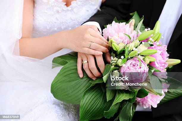 Photo libre de droit de Un Mariage banque d'images et plus d'images libres de droit de Bouquet formel - Bouquet formel, La Mariée, Le marié