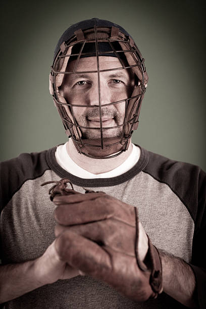 빈티지 야구 선수 입석 및 볼 및 밋 - baseball catcher baseball player old fashioned catchers mask 뉴스 사진 이미지