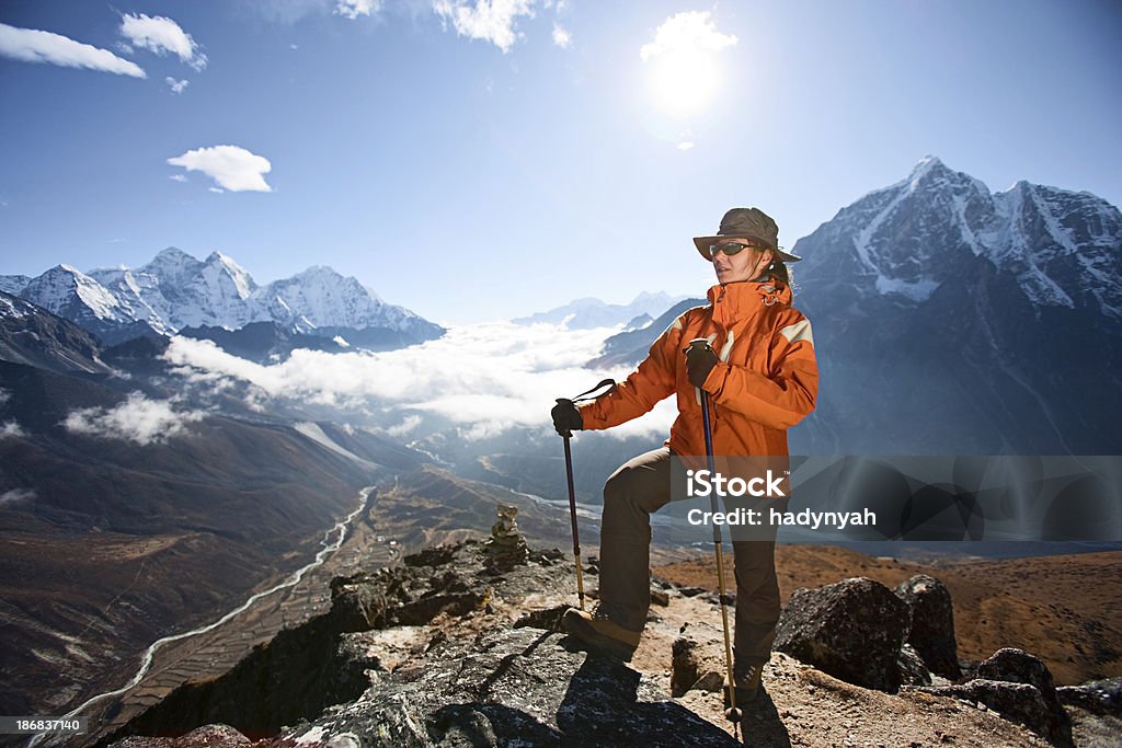 Kobieta Patrząc w Himalaje zakres w Mount Everest Rodak Park - Zbiór zdjęć royalty-free (Azja)