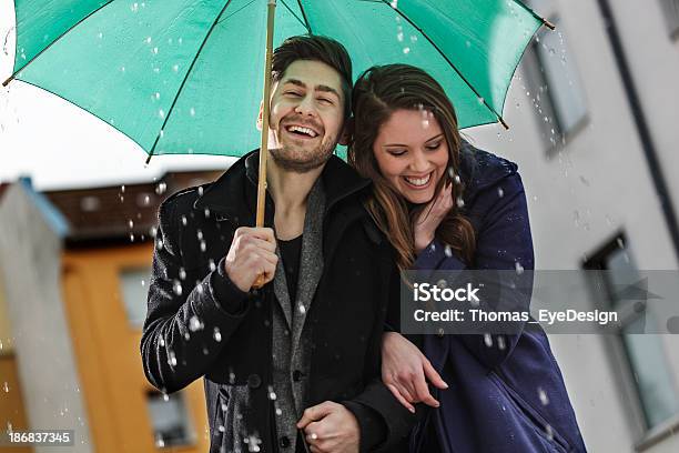 Coppia Felice A Piedi Sotto La Pioggia - Fotografie stock e altre immagini di Ombrello - Ombrello, Relazione di coppia, Pioggia