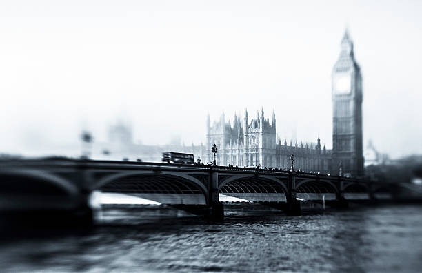 big ben und häuser des parlaments in der nebel - london england victorian style big ben dark stock-fotos und bilder