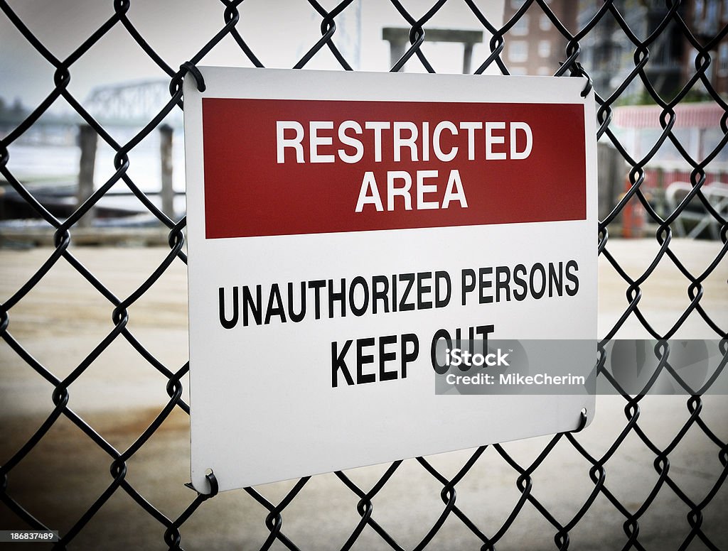 Acceso restringido a comerciales frente al mar - Foto de stock de Aire libre libre de derechos