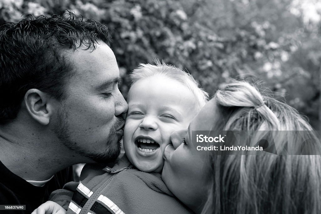 Rodzice Całować dziecko - Zbiór zdjęć royalty-free (Całować)