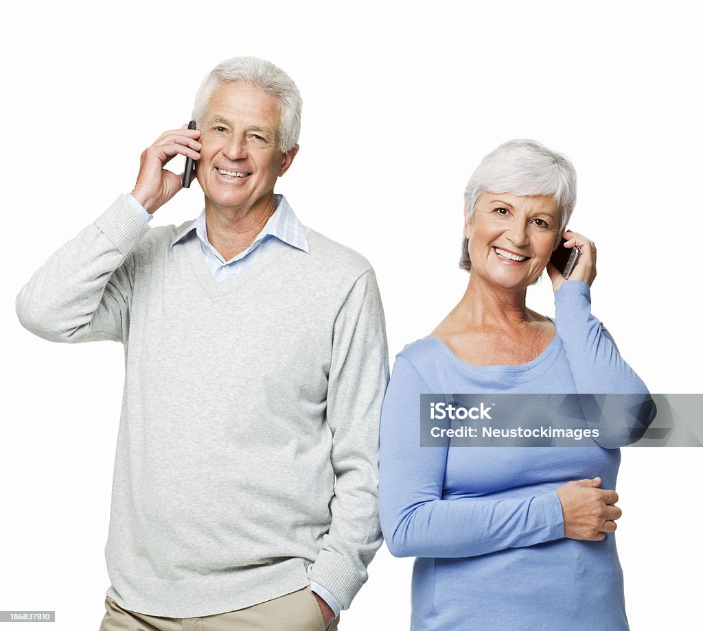 Coppia Senior su cellulari-isolato - Foto stock royalty-free di Abbigliamento casual