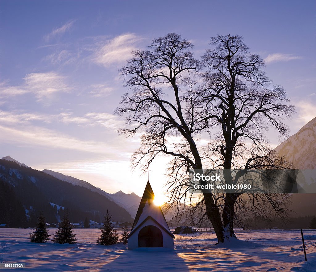 Violet Sunshine nahe little church und winter Baum - Lizenzfrei Abgeschiedenheit Stock-Foto