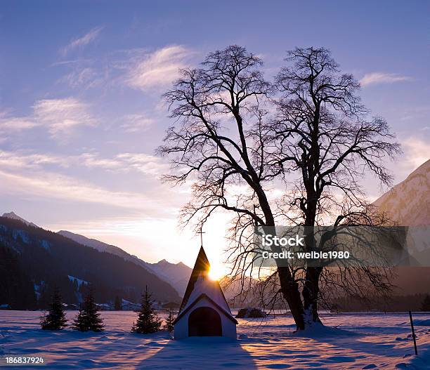 Violet Sunshine Nahe Little Church Und Winter Baum Stockfoto und mehr Bilder von Abgeschiedenheit - Abgeschiedenheit, Abschied, Baum