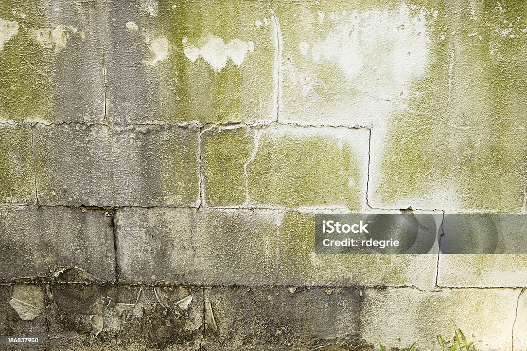 Muro di cemento rotto Seminterrato - Foto stock royalty-free di Seminterrato