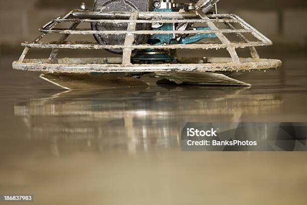 Cemento Finitura Con Una Potenza Trapiantatoio - Fotografie stock e altre immagini di Trapiantatoio - Trapiantatoio, Calcestruzzo, Cantiere di costruzione