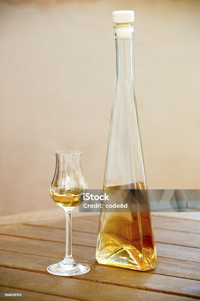 Golden Likör, spirit Flasche und Glas - Lizenzfrei Likör Stock-Foto