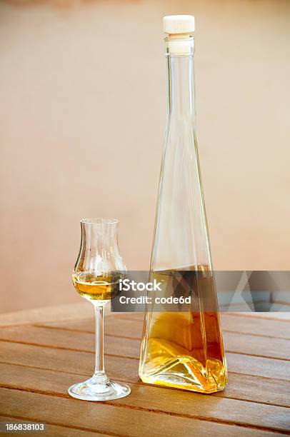 Golden Likör Spirit Flasche Und Glas Stockfoto und mehr Bilder von Likör - Likör, Birne, Alkoholisches Getränk