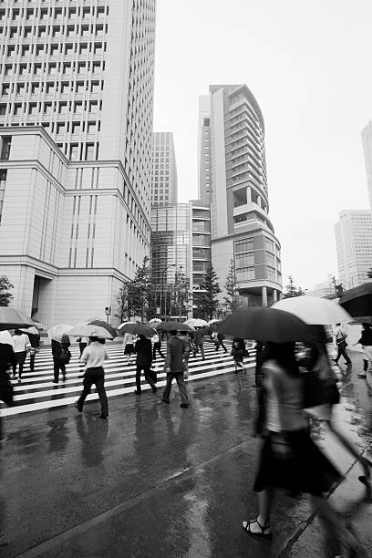 trabalhadores de chuva - umbrella parasol rain rush hour imagens e fotografias de stock