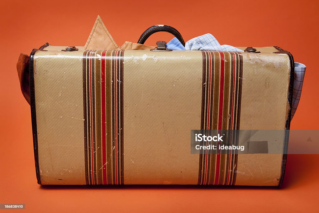 넓은 복고풍 가방, 의류 온 오렌지 배경기술 - 로열티 프리 여행 가방 스톡 사진