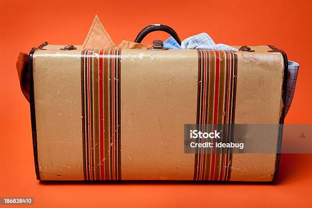넓은 복고풍 가방 의류 온 오렌지 배경기술 여행 가방에 대한 스톡 사진 및 기타 이미지 - 여행 가방, 넘치다, 0명