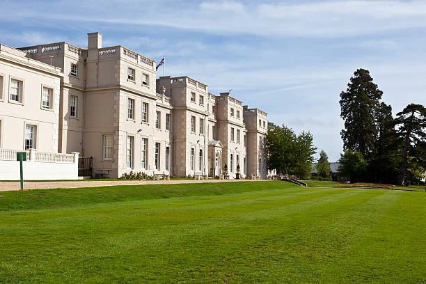 istock English Stately home with lawn 186838532