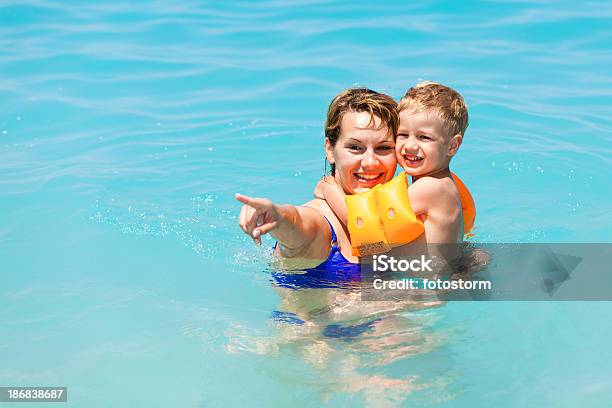 Mutter Und Kind Im Meer Stockfoto und mehr Bilder von Mit dem Finger zeigen - Mit dem Finger zeigen, Schwimmbecken, Aktivitäten und Sport
