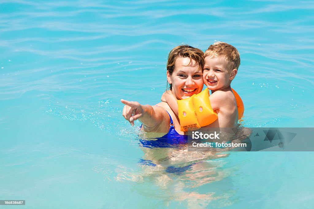 Madre e figlio in mare - Foto stock royalty-free di Indicare