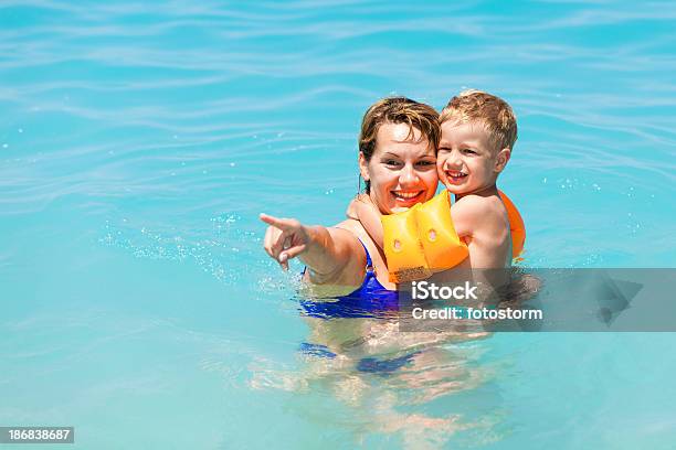 Madre E Figlio In Mare - Fotografie stock e altre immagini di Indicare - Indicare, Piscina, Acqua