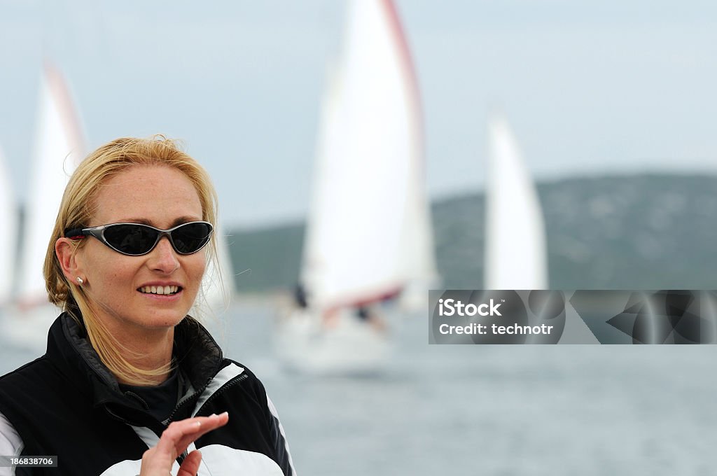 Mulher navegando membro da tripulação de barco - Foto de stock de A caminho royalty-free