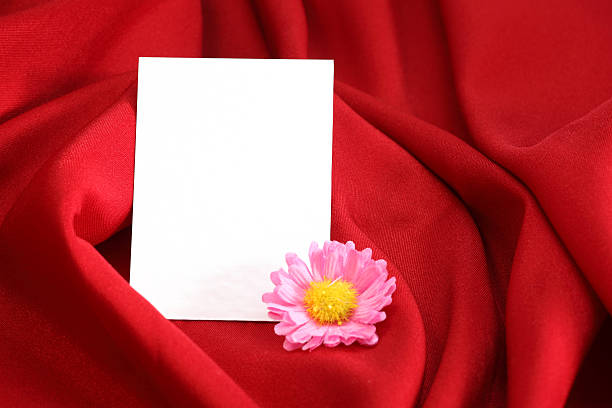 tarjeta blanca con espacio para texto en rojo satén - feierlich fotografías e imágenes de stock