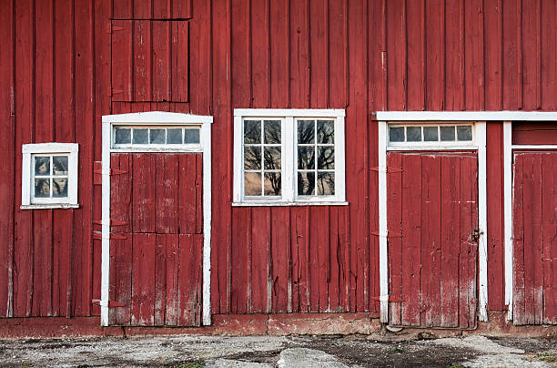 ampia lato di un fienile - barn wood window farm foto e immagini stock