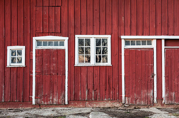 広範なサイドのバーン - barn red old door ストックフォトと画像