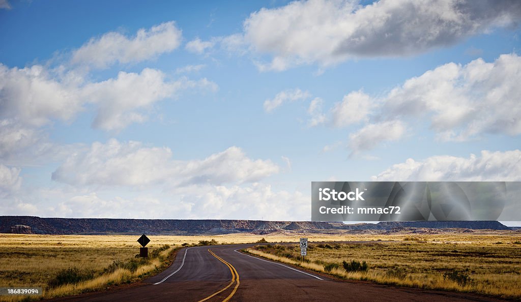 Country road, en el desierto - Foto de stock de Abandonado libre de derechos