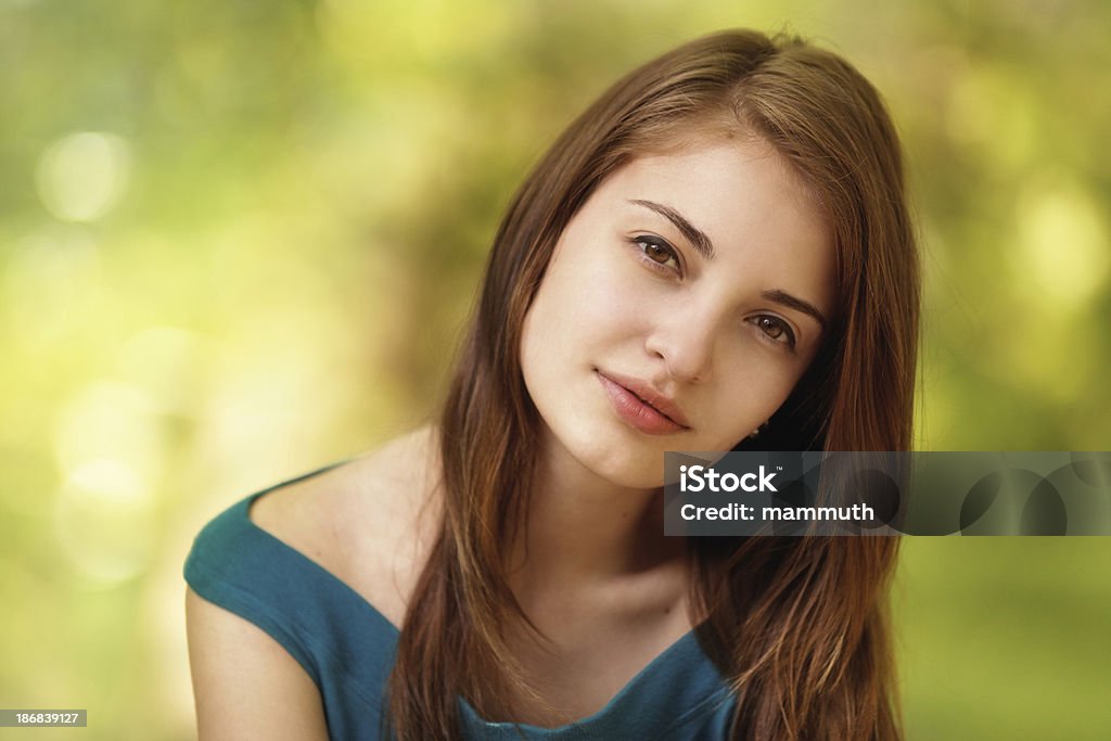 Retrato de uma menina ao ar livre - Foto de stock de Adolescente royalty-free