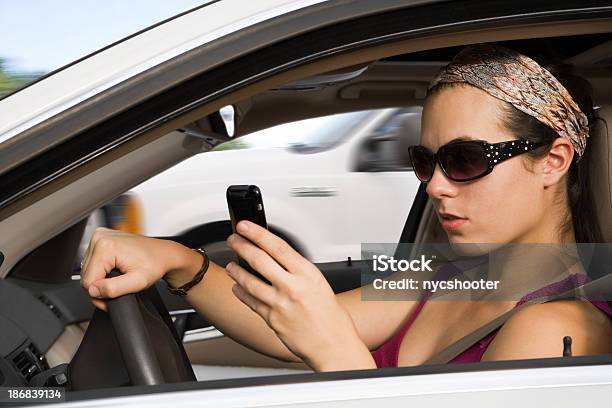 Enviar Mensagens De Texto E Condução - Fotografias de stock e mais imagens de A usar um telefone - A usar um telefone, Adolescente, Adulto