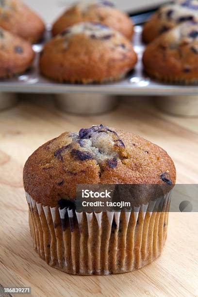 Photo libre de droit de Muffins Aux Bleuets Dans Un Plateau banque d'images et plus d'images libres de droit de Aliment - Aliment, Aliments et boissons, Cuillère