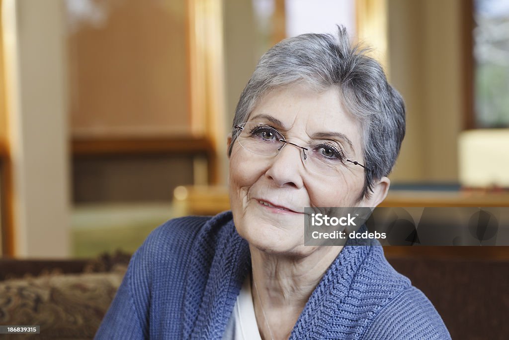 Sorridente donna anziana - Foto stock royalty-free di 70-79 anni