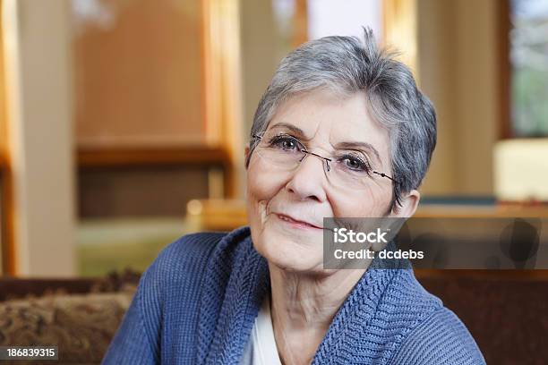 Sorridente Donna Anziana - Fotografie stock e altre immagini di 70-79 anni - 70-79 anni, Adulto, Allegro