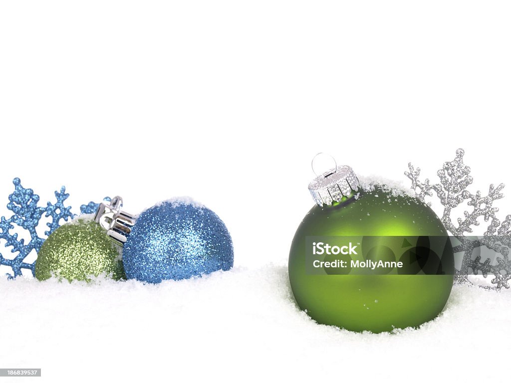 녹색 및 청색 Baubles in 인공눈 - 로열티 프리 눈-냉동상태의 물 스톡 사진