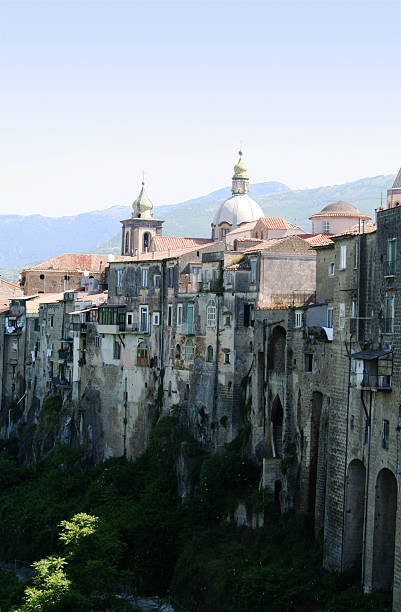 sant'agata dei goti, la ciudad antigua, benevento, italia - retaining wall fortified wall surrounding wall stone wall fotografías e imágenes de stock