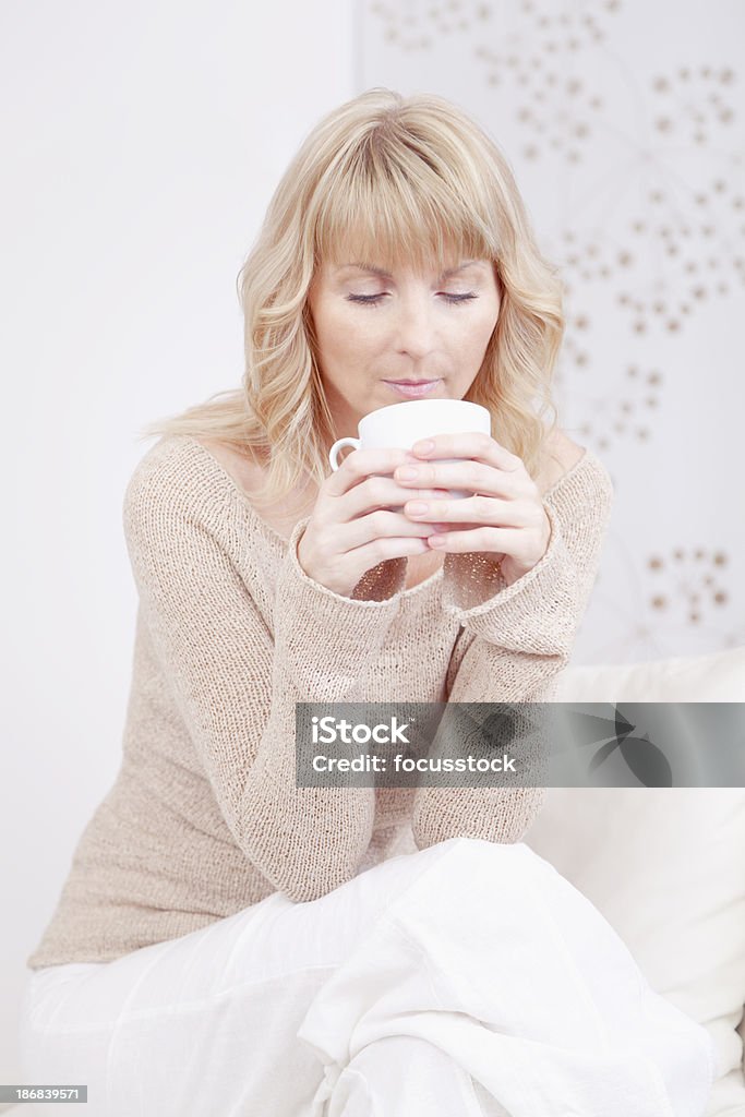Ładna kobieta z filiżanką kawy - Zbiór zdjęć royalty-free (30-39 lat)