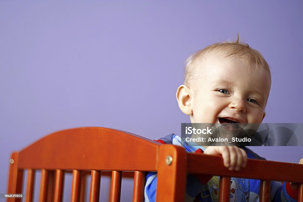 Счастливый ребенок в Детская кроватка - Стоковые фото Безопасность роялти-фри