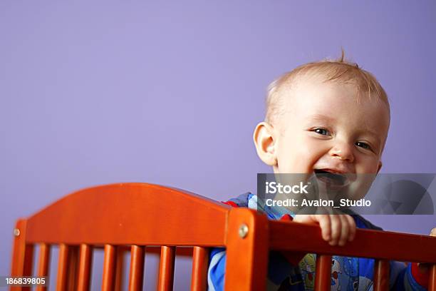 Счастливый Ребенок В Детская Кроватка — стоковые фотографии и другие картинки Безопасность - Безопасность, В помещении, Весёлый