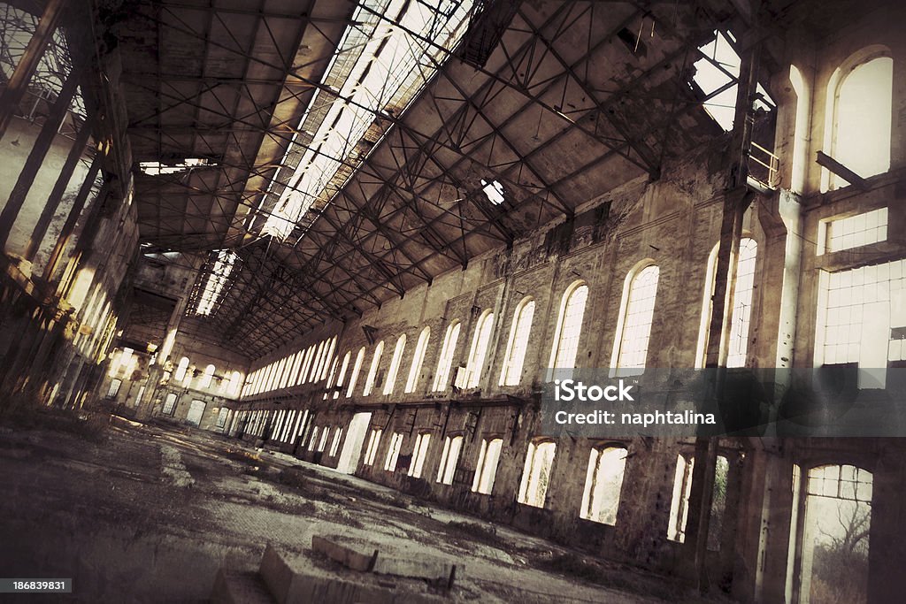 Escalofriante antigua fábrica en el hangar - Foto de stock de Abandonado libre de derechos