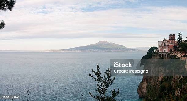 Golfo Di Napoli E Sul Vesuvioitalia - Fotografie stock e altre immagini di Ambientazione esterna - Ambientazione esterna, Campania, Cielo