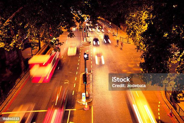 Escena De La Noche De Tráfico De Londres Foto de stock y más banco de imágenes de Aire libre - Aire libre, Anochecer, Arquitectura