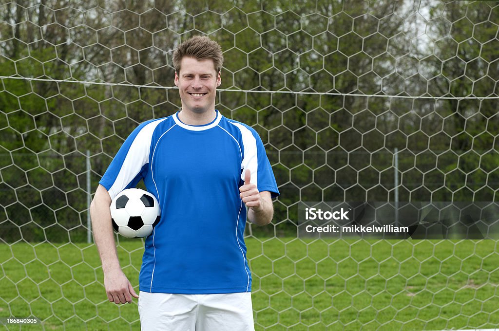 Feliz jugador de fútbol muestra un pulgar hacia arriba - Foto de stock de 20 a 29 años libre de derechos