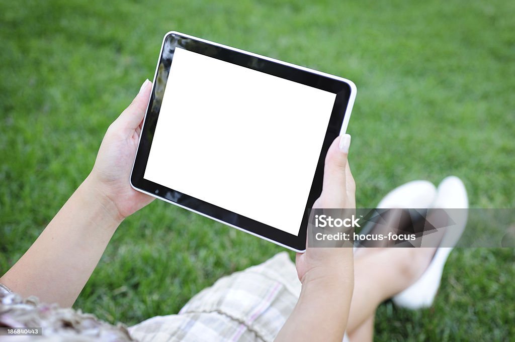 Держит пустой планшетный ПК в парке - Стоковые фото Белый роялти-фри