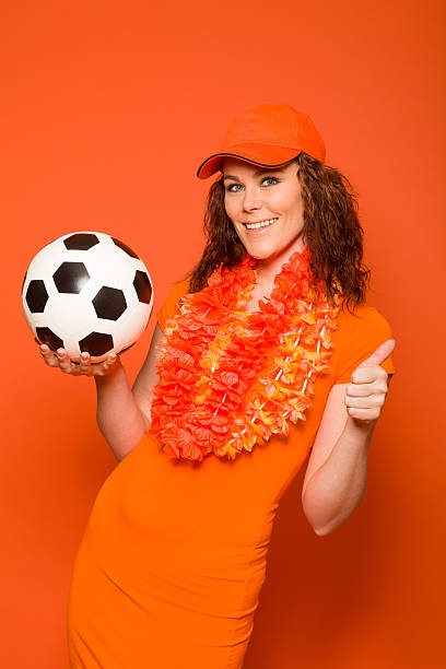 laranja fã de futebol feminino - holanda futebol imagens e fotografias de stock