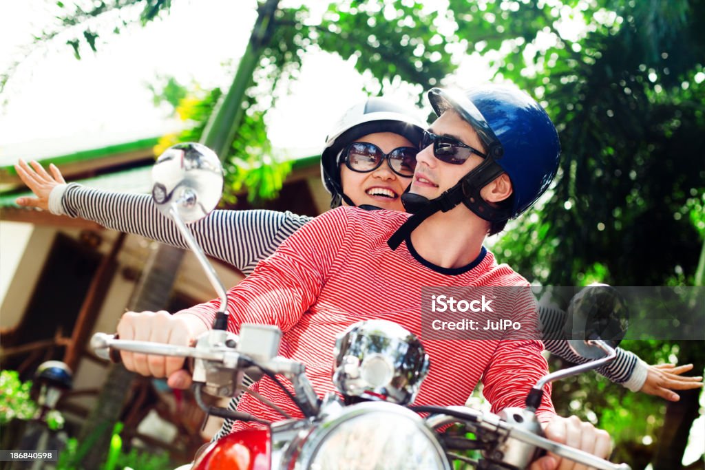 Jeune couple avec un scooter - Photo de Adolescence libre de droits