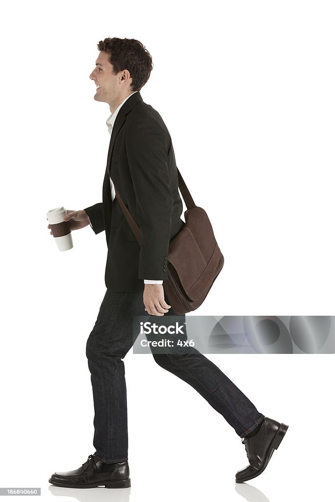 Felici, Uomo d'affari camminare con caffè - Foto stock royalty-free di Camminare