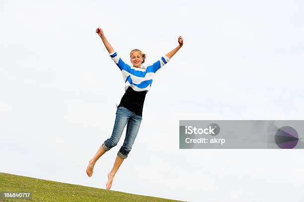 여자아이 뛰어내림 대한 Joy 16-17 살에 대한 스톡 사진 및 기타 이미지 - 16-17 살, 18-19세, 공중